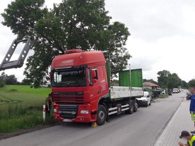 Utrudnienia w ruchu na trasie Niedrzwica Duża – Osmolice Pierwsze. Trwa wyciąganie pojazdu ciężarowego na drogę (zdjęcia, wideo)