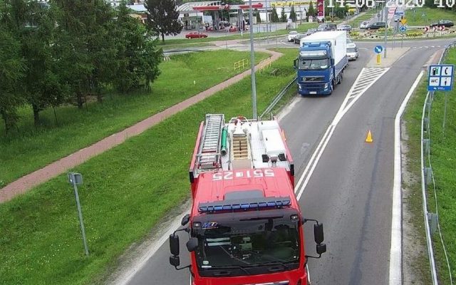 Pożar samochodu na drodze krajowej nr 82. Na miejscu pracują strażacy (zdjęcia)