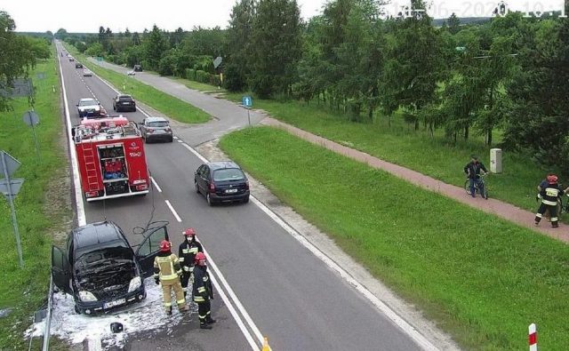 Pożar samochodu na drodze krajowej nr 82. Na miejscu pracują strażacy (zdjęcia)