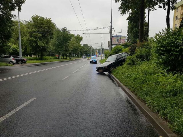 Zjechał BMW na przeciwległy pas ruchu i potrącił rowerzystę (zdjęcia)