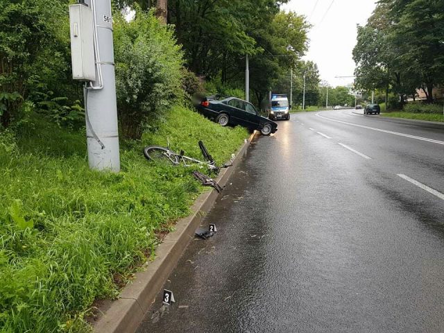 Zjechał BMW na przeciwległy pas ruchu i potrącił rowerzystę (zdjęcia)