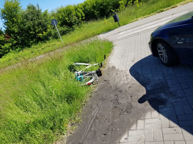 Zderzenie rowerzystki z BMW. Kobieta trafiła do szpitala (zdjęcia)