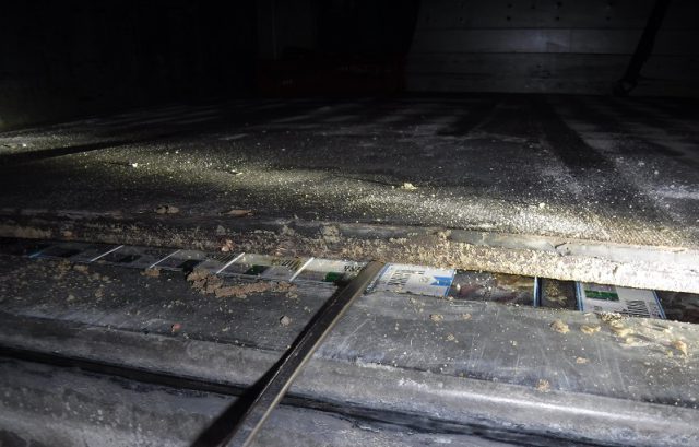 W podłodze naczepy pojazdu ciężarowego znajdowały się nielegalne papierosy o wartości ponad 200 tys. złotych (zdjęcia)