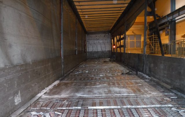W podłodze naczepy pojazdu ciężarowego znajdowały się nielegalne papierosy o wartości ponad 200 tys. złotych (zdjęcia)