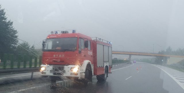 Poranny karambol na trasie Lublin – Warszawa. Zderzyło się pięć pojazdów, dwie osoby trafiły do szpitala (zdjęcia)