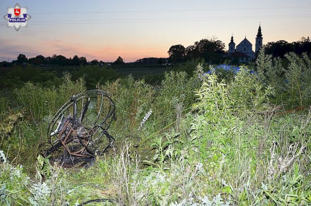 Motoparalotnia runęła na ziemię i zapaliła się. Dwie osoby trafiły do szpitala (zdjęcia)