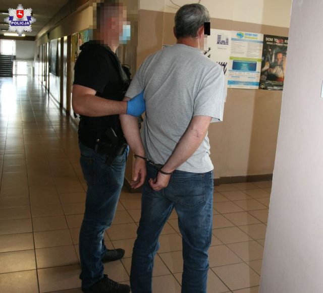 Oszuści rozpracowani przez policjantów. Dwie osoby zatrzymane, odzyskano ponad 40 tys. złotych (wideo, zdjęcia)