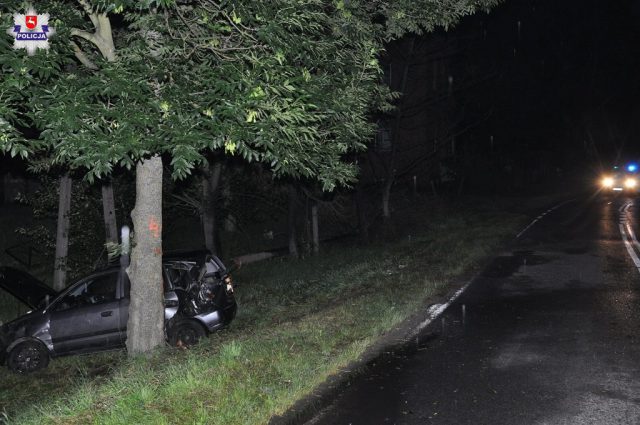 Uderzył w drzewo i dachował. Kierowca mitsubishi trafił do szpitala (zdjęcia)
