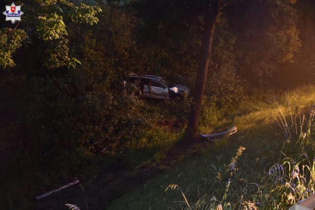 Uderzył BMW w barierę, dachował i spadł ze skarpy. 19-latek trafił do szpitala (zdjęcia)