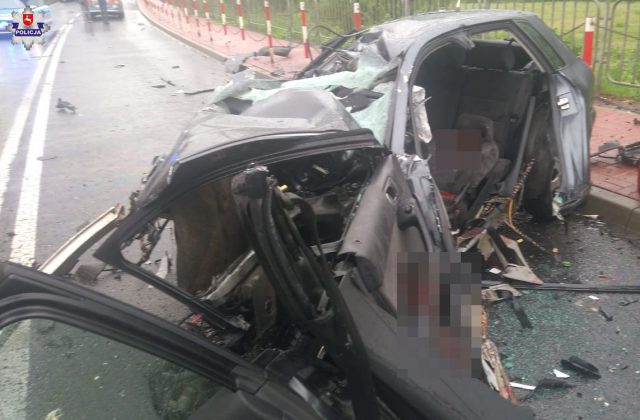 Tragiczny wypadek w Łęcznej. Nie żyje kobieta kierująca audi (zdjęcia)