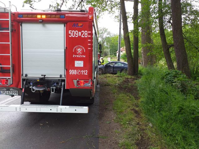 Zjechał z drogi, volvo uderzyło w drzewo. Jedna osoba trafiła do szpitala (zdjęcia)