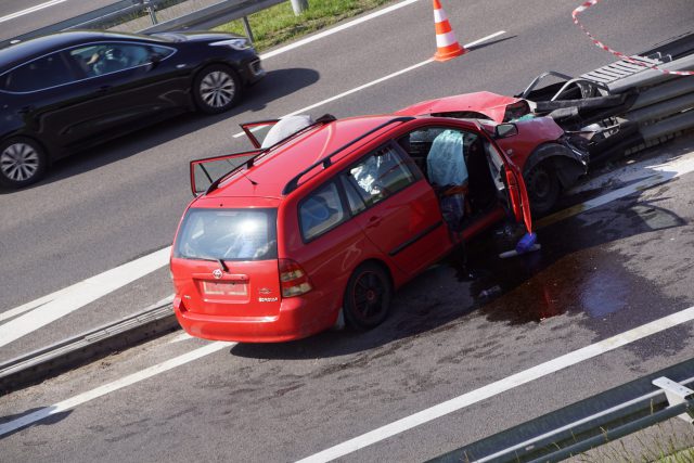 Na obwodnicy Lublina pojazd osobowy uderzył w barierę energochłonną. Są duże utrudnienia w ruchu (wideo, zdjęcia)