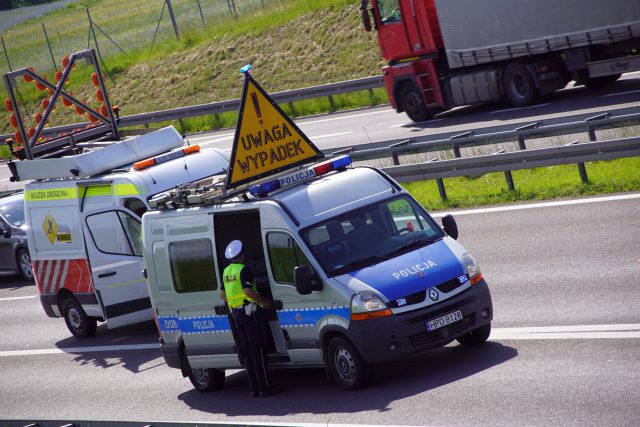 Na obwodnicy Lublina pojazd osobowy uderzył w barierę energochłonną. Są duże utrudnienia w ruchu (wideo, zdjęcia)