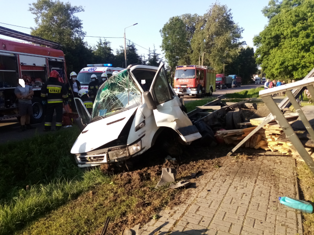 Poważny wypadek na trasie Lublin – Kraśnik. Dachował pojazd dostawczy (zdjęcia)