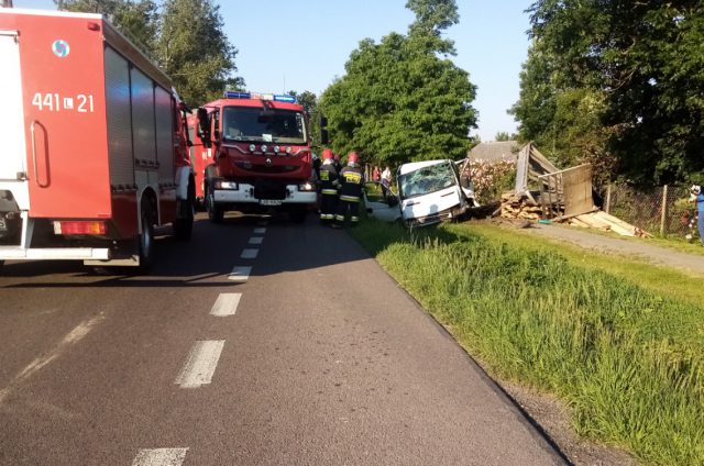 Poważny wypadek na trasie Lublin – Kraśnik. Dachował pojazd dostawczy (zdjęcia)