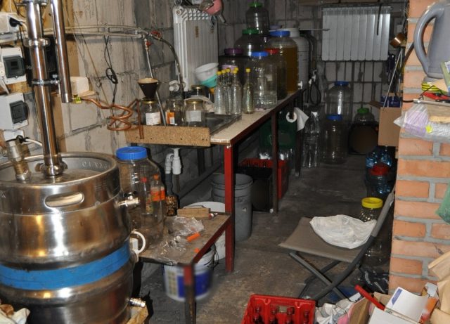 Nielegalna fabryczka alkoholu i papierosów zlikwidowana (wideo, zdjęcia)