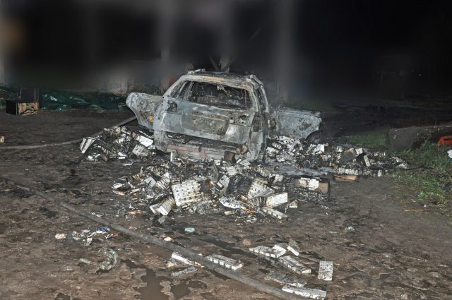 Podpalili auto z przemyconymi papierosami, próbowali uciec pieszo (zdjęcia)