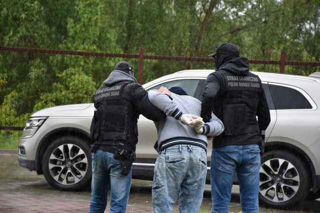Podpalili auto z przemyconymi papierosami, próbowali uciec pieszo (zdjęcia)