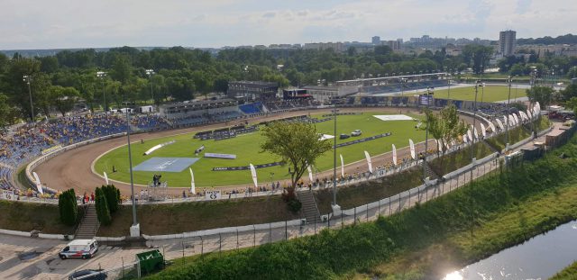 Fani lubelskiego żużla znaleźli sposób na obejrzenie meczu. Obok stadionu stanęły podnośniki (zdjęcia, wideo)