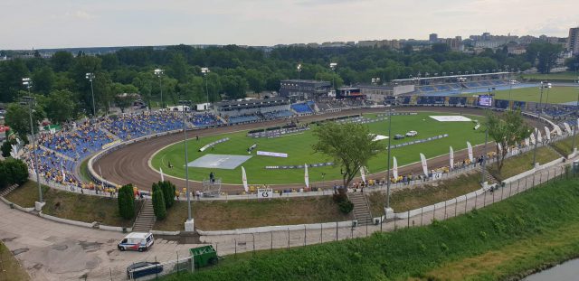 Fani lubelskiego żużla znaleźli sposób na obejrzenie meczu. Obok stadionu stanęły podnośniki (zdjęcia, wideo)