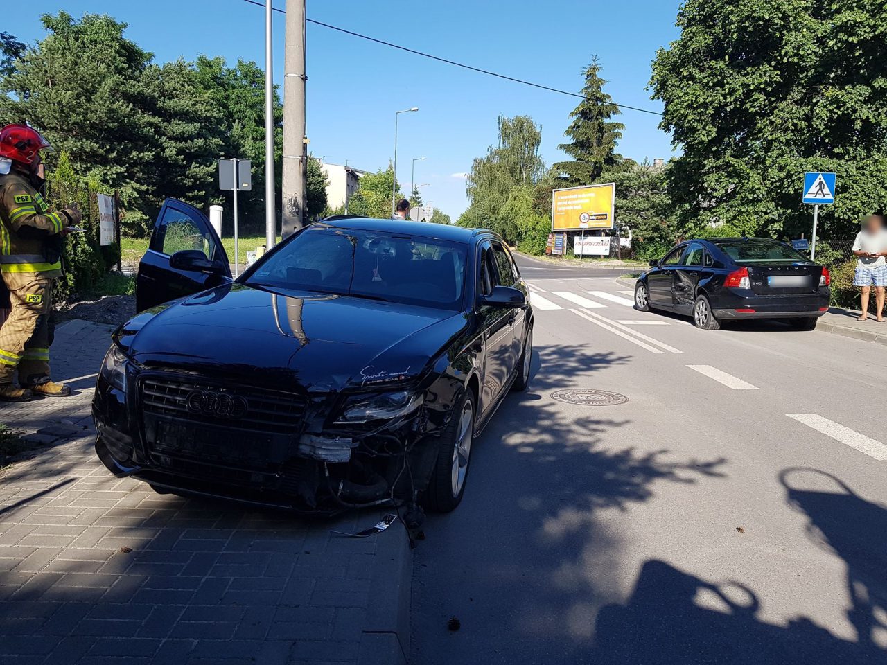 Zderzenie audi z volvo na skrzyżowaniu. Sprawca nie miał