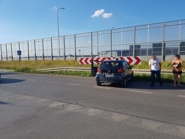 Na końcu drogi pojechała prosto, uderzyła w bariery. Kierująca toyotą była pijana (zdjęcia)