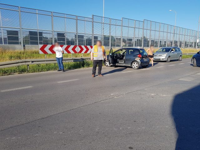 Na końcu drogi pojechała prosto, uderzyła w bariery. Kierująca toyotą była pijana (zdjęcia)