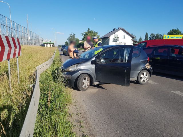 Na końcu drogi pojechała prosto, uderzyła w bariery. Kierująca toyotą była pijana (zdjęcia)