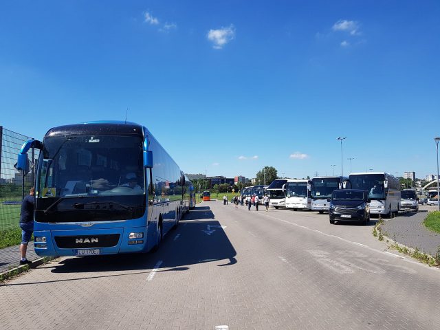 W ramach protestu, przejechali autokarami przez Lublin. „Od trzech miesięcy nie zarabiamy ani grosza” (zdjęcia)