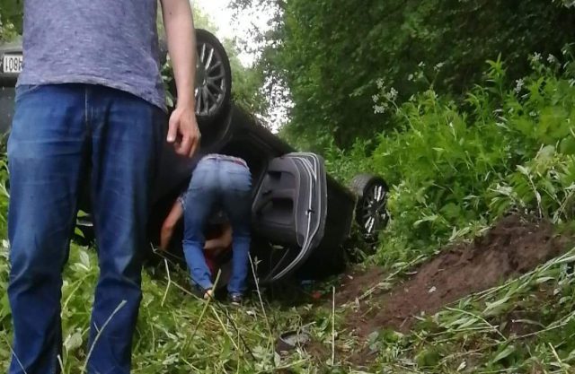 Volkswagen wpadł w poślizg i dachował w rowie (zdjęcia)