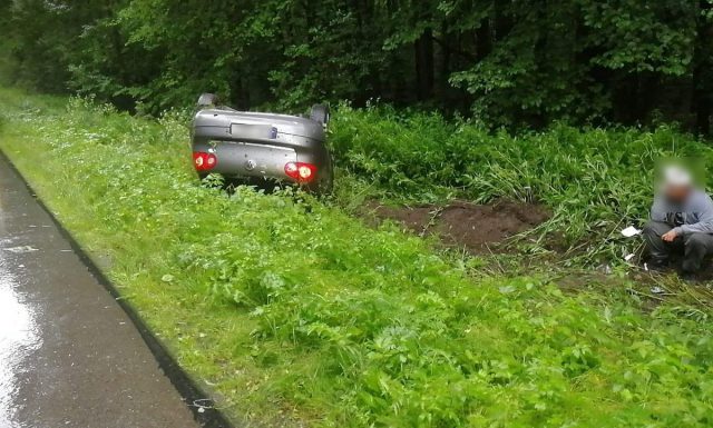 Volkswagen wpadł w poślizg i dachował w rowie (zdjęcia)