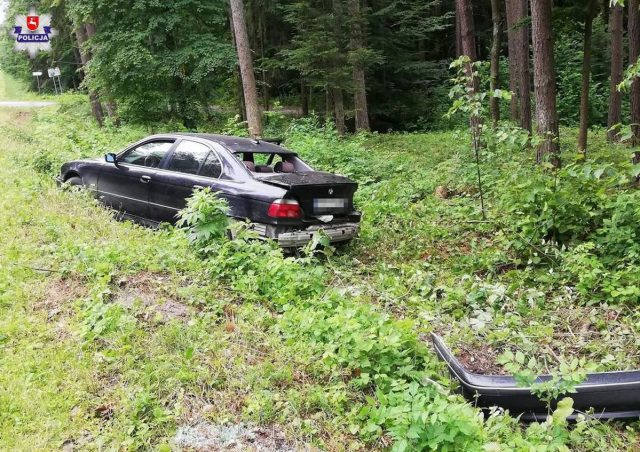 73-latek przesadził z prędkością. BMW na zakręcie wypadło z drogi i uderzyło w drzewo (zdjęcia)