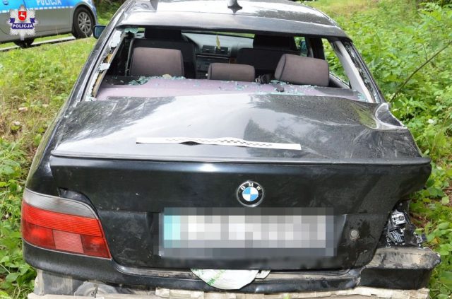 73-latek przesadził z prędkością. BMW na zakręcie wypadło z drogi i uderzyło w drzewo (zdjęcia)
