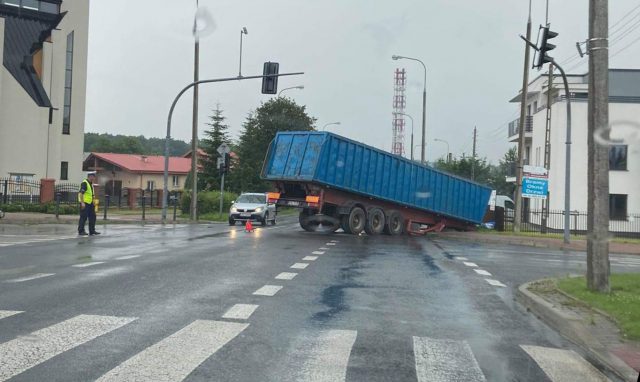 Zgubił naczepę w trakcie jazdy. Na skrzyżowaniu występują utrudnienia w ruchu  (zdjęcia)