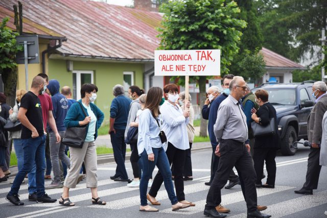 W ramach protestu zablokowali drogę krajową. Chcą obwodnicy, jednak nie przez ich miejscowości (zdjęcia)