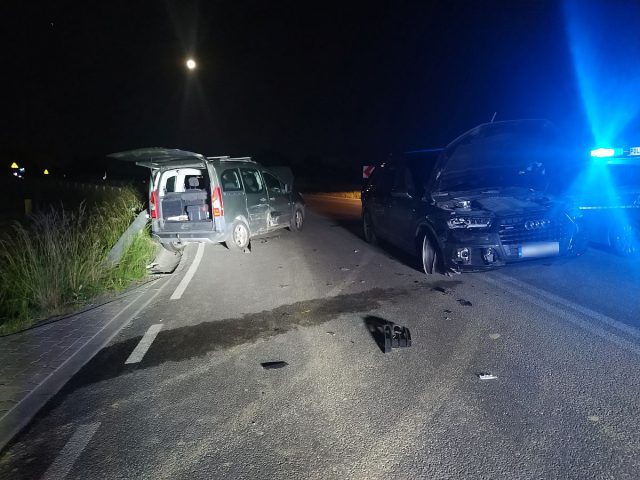 Jechał na samej feldze, zderzył się z peugeotem. Pijany kierowca porzucił auto i uciekał pieszo (zdjęcia)