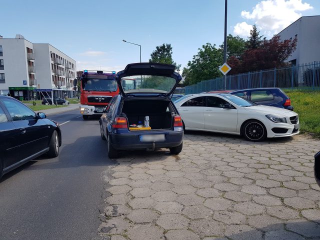 Przed hipermarketem wjechała w opla. Po zakończeniu policyjnych czynności staranowała kolejne trzy auta (zdjęcia)