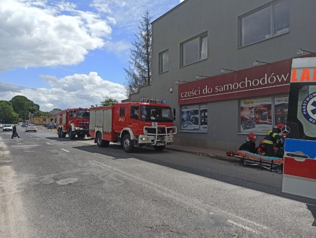 Zderzenie samochodu osobowego z motocyklem. Motocyklista trafił do szpitala (zdjęcia)