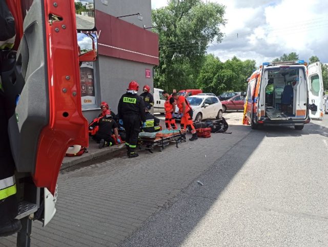 Zderzenie samochodu osobowego z motocyklem. Motocyklista trafił do szpitala (zdjęcia)
