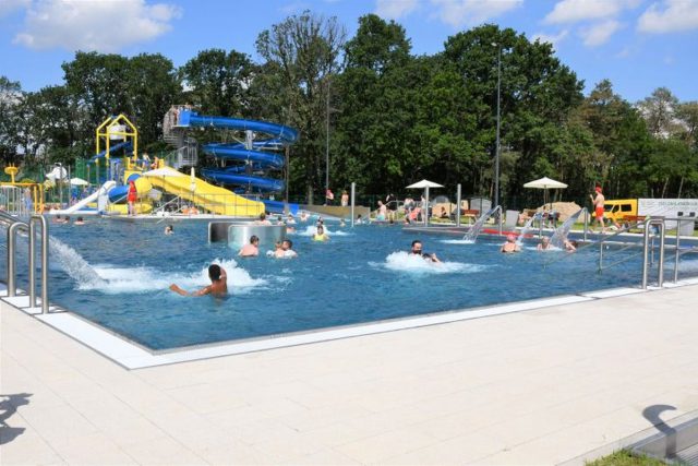 Kompleks basenów w Świdniku już otwarty. Park Avia odwiedziła dzisiaj minister sportu (zdjęcia)
