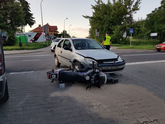 Zderzenie motocykla z oplem na ul. Nałęczowskiej. Dwie osoby w szpitalu (zdjęcia)