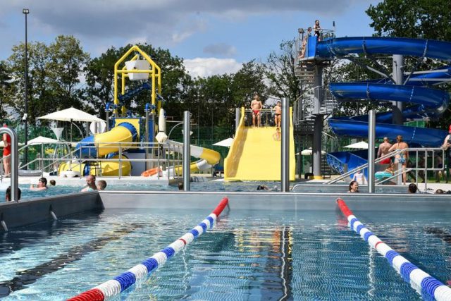 Kompleks basenów w Świdniku już otwarty. Park Avia odwiedziła dzisiaj minister sportu (zdjęcia)