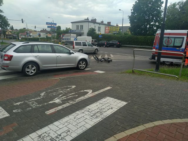 Rowerzysta przejeżdżał na drugą stronę jezdni. Został potrącony przez skodę (zdjęcia)