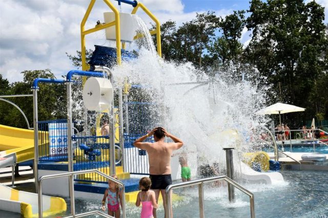 Kompleks basenów w Świdniku już otwarty. Park Avia odwiedziła dzisiaj minister sportu (zdjęcia)