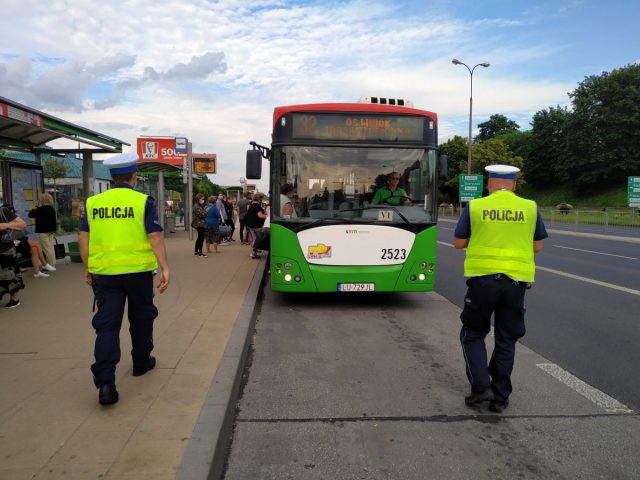 Po wypadkach w Warszawie, lubelscy policjanci prowadzą kontrole autobusów komunikacji miejskiej (zdjęcia)