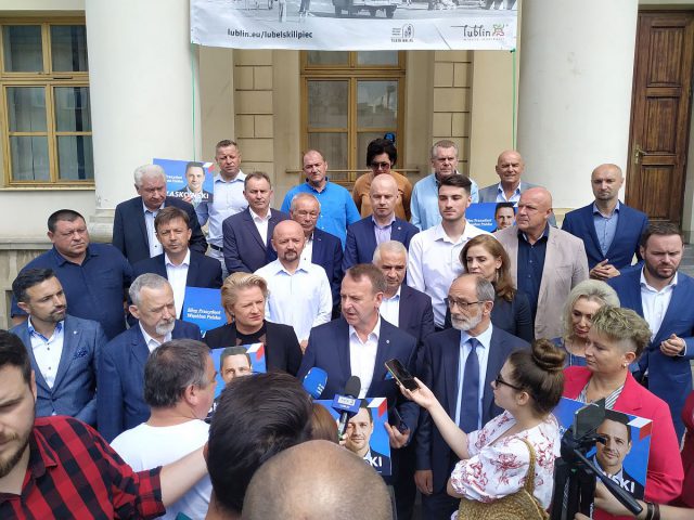 Poparcie dla Rafała Trzaskowskiego przed lubelskim ratuszem. „Albo samorząd dla obywateli, albo władza przywieziona w teczce” (zdjęcia)