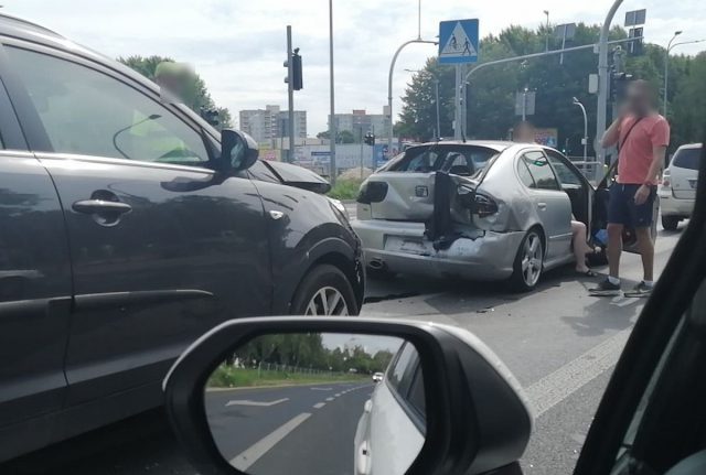 Wjechał w oczekujące na zielone światło auta. Uszkodził seata i toyotę (zdjęcia)