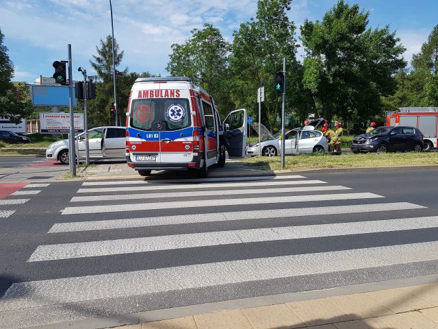 Wjechał w oczekujące na zielone światło auta. Uszkodził seata i toyotę (zdjęcia)