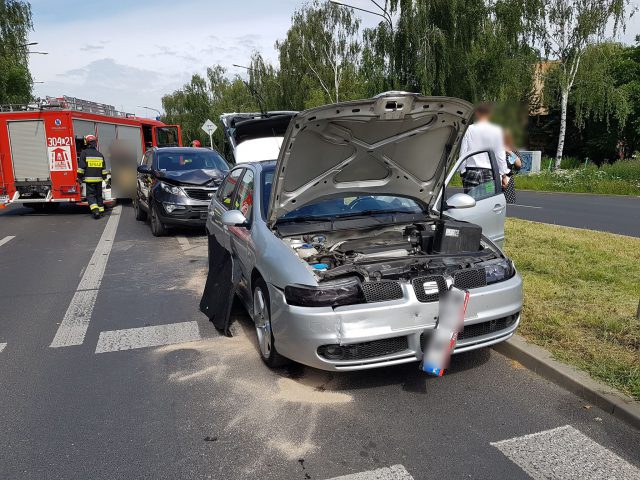 Wjechał w oczekujące na zielone światło auta. Uszkodził seata i toyotę (zdjęcia)