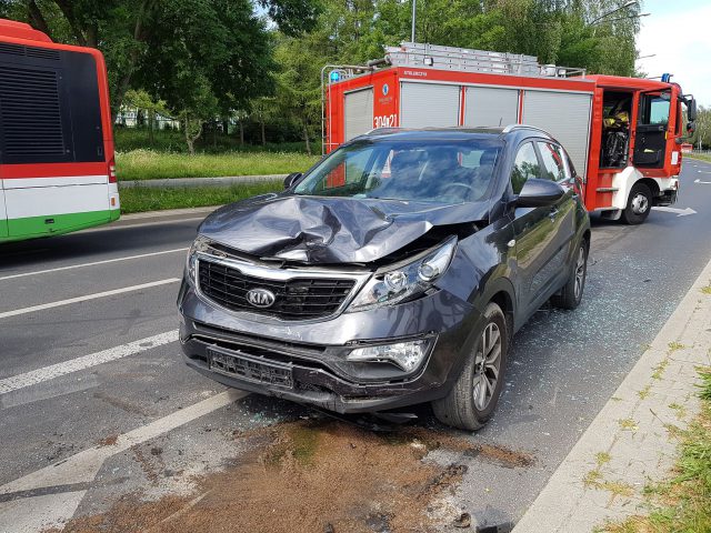 Wjechał w oczekujące na zielone światło auta. Uszkodził seata i toyotę (zdjęcia)